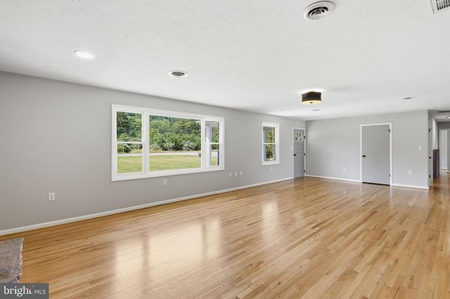 11195 VALLEY RD, Berkeley Springs, WV 25411