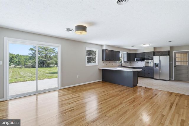 11195 VALLEY RD, Berkeley Springs, WV 25411