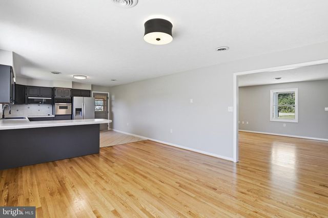 11195 VALLEY RD, Berkeley Springs, WV 25411