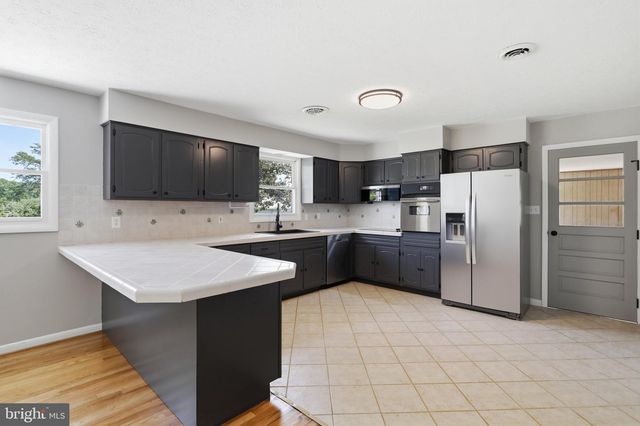 11195 VALLEY RD, Berkeley Springs, WV 25411