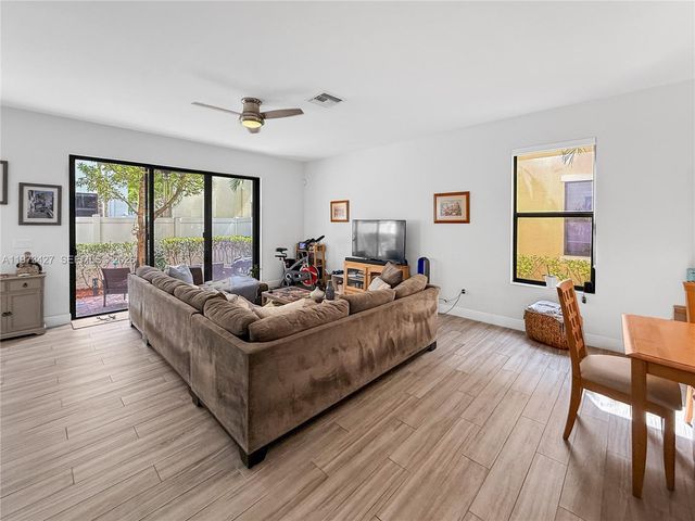 135 NW 209th Trl, Pembroke Pines, FL 33029