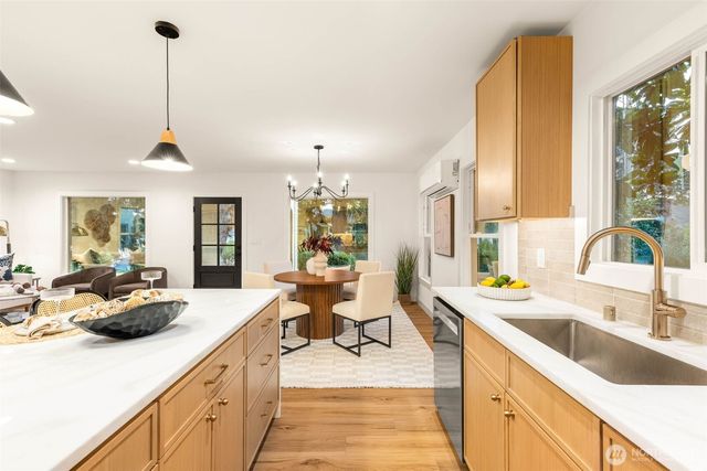 1128 N 77th Street, Seattle, WA 98103