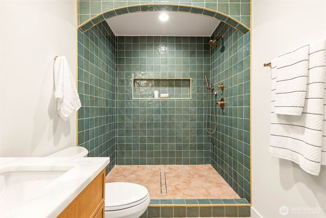 1128 N 77th Street, Seattle, WA 98103