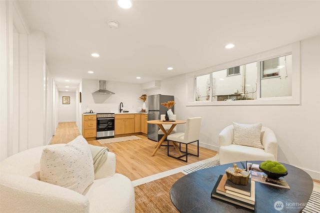 1128 N 77th Street, Seattle, WA 98103