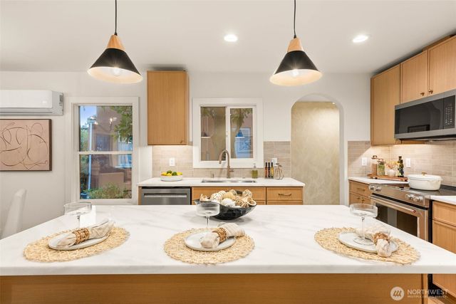 1128 N 77th Street, Seattle, WA 98103
