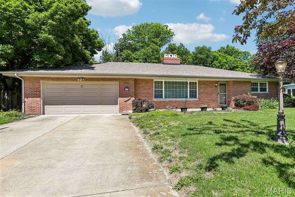 7 Lou Juan Drive, Glen Carbon, IL 62034