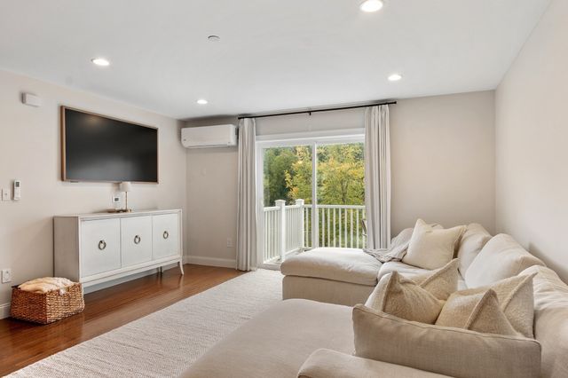 215 Main St 215, Maynard, MA 01754