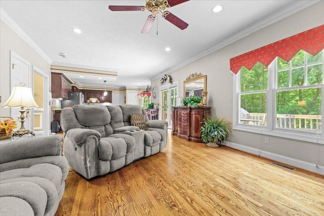 8343 Strathmore LN, Roanoke, VA 24019