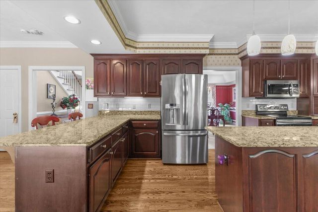 8343 Strathmore LN, Roanoke, VA 24019