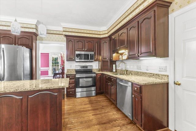 8343 Strathmore LN, Roanoke, VA 24019