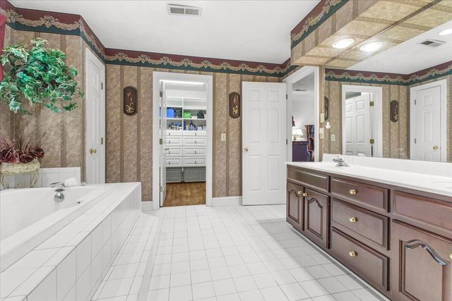8343 Strathmore LN, Roanoke, VA 24019