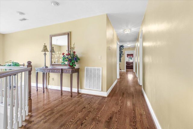 8343 Strathmore LN, Roanoke, VA 24019