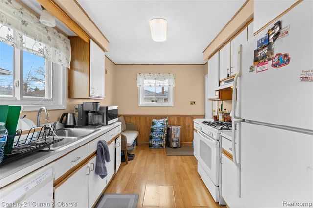 8605 Dixie Lane, Dearborn Heights, MI 48127