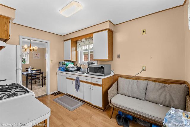 8605 Dixie Lane, Dearborn Heights, MI 48127