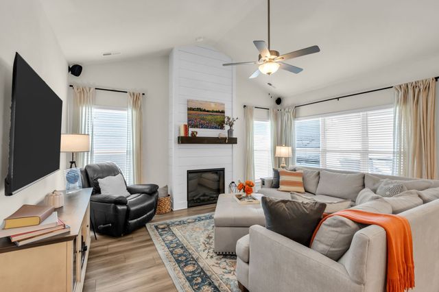 2905 Woodcrest Dr, Murfreesboro, TN 37128