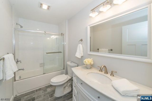 18 Chaz Way, Fairfield, NJ 07004