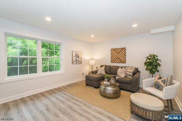 18 Chaz Way, Fairfield, NJ 07004