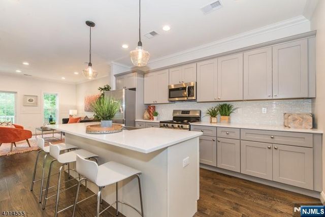18 Chaz Way, Fairfield, NJ 07004