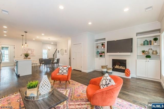 18 Chaz Way, Fairfield, NJ 07004