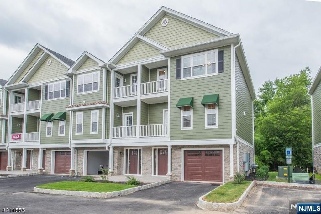 18 Chaz Way, Fairfield, NJ 07004