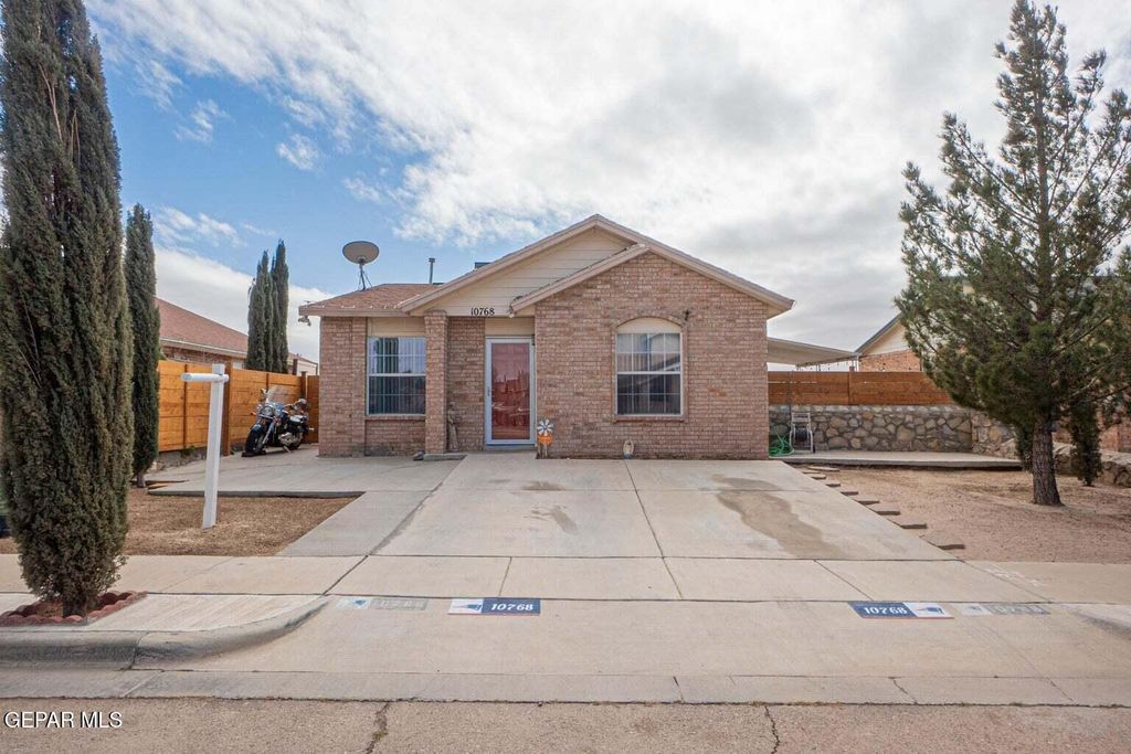 10768 Spring Valley Circle, Socorro, TX 79927