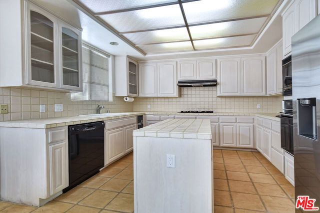 14570 Benefit Street 201, Sherman Oaks, CA 91403