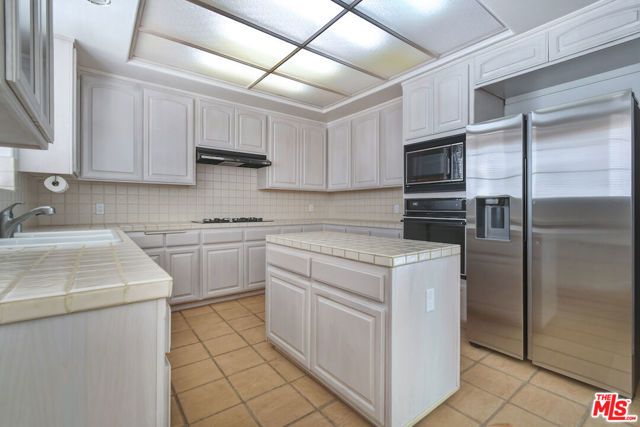 14570 Benefit Street 201, Sherman Oaks, CA 91403