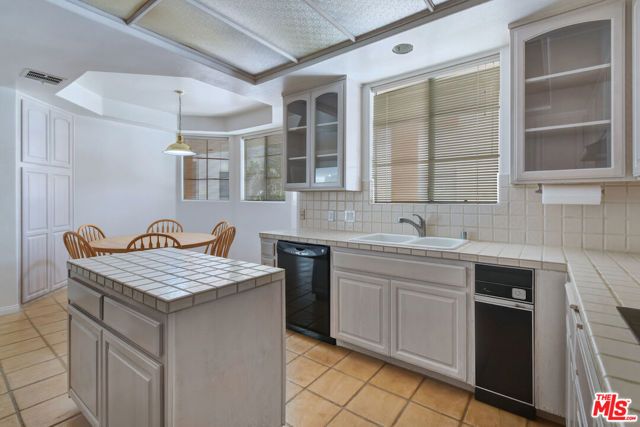 14570 Benefit Street 201, Sherman Oaks, CA 91403