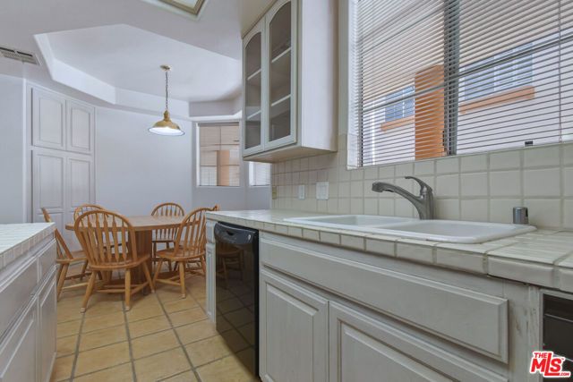 14570 Benefit Street 201, Sherman Oaks, CA 91403