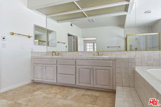14570 Benefit Street 201, Sherman Oaks, CA 91403