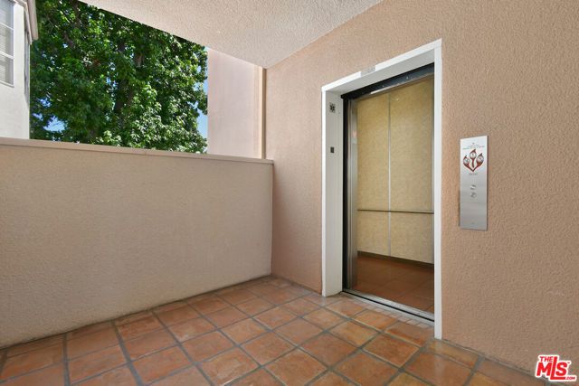 14570 Benefit Street 201, Sherman Oaks, CA 91403