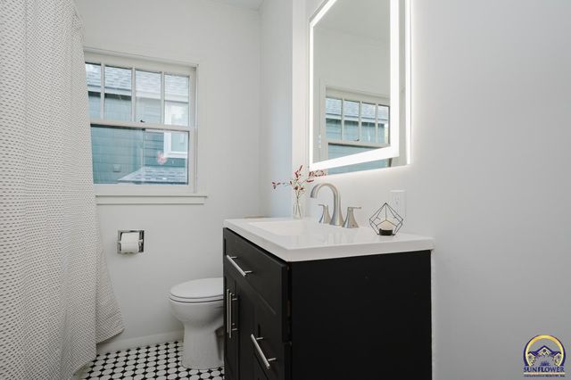 1180 SW Woodward AVE, Topeka, KS 66604