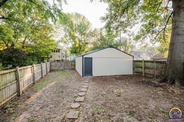 1180 SW Woodward AVE, Topeka, KS 66604