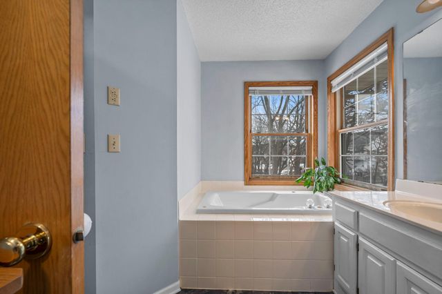 1602 Regatta Drive, Woodbury, MN 55125