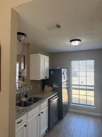 604 Red Coat Lane, Arlington, TX 76002