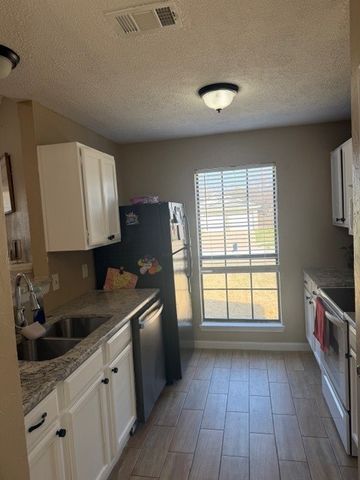 604 Red Coat Lane, Arlington, TX 76002