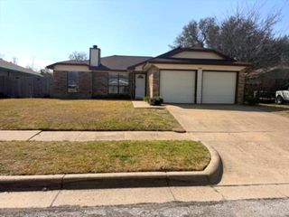604 Red Coat Lane, Arlington, TX 76002