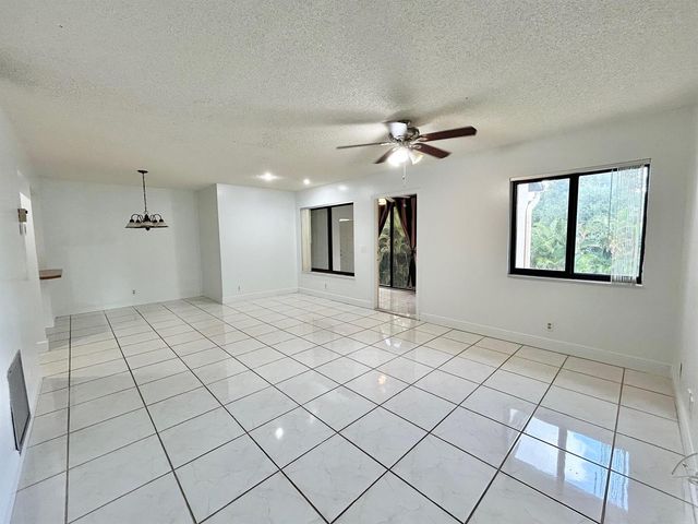433 Pine Glen Lane C2, Greenacres, FL 33463