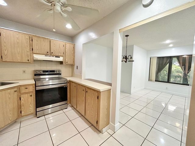 433 Pine Glen Lane C2, Greenacres, FL 33463