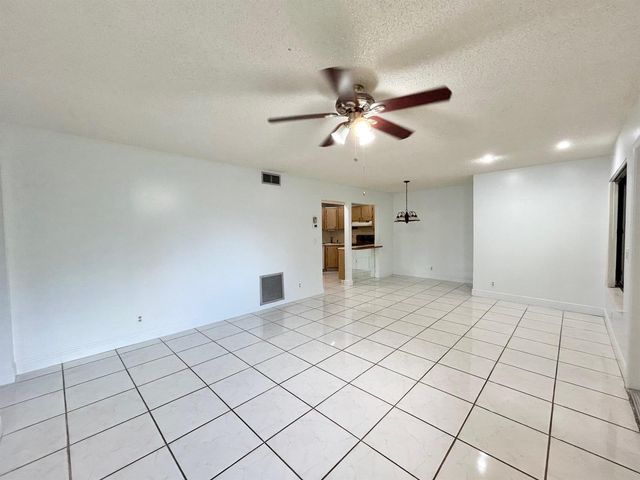 433 Pine Glen Lane C2, Greenacres, FL 33463