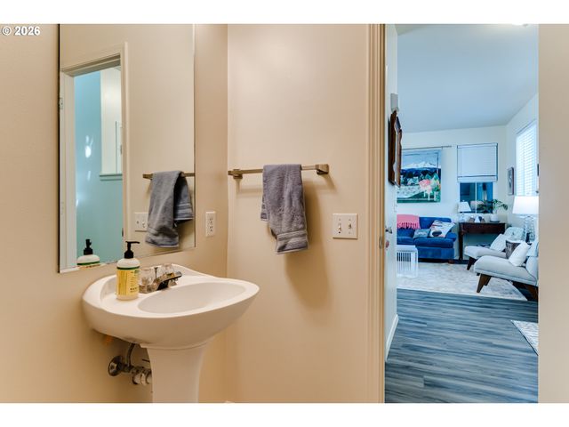 5304 Wales Dr, Eugene, OR 97402