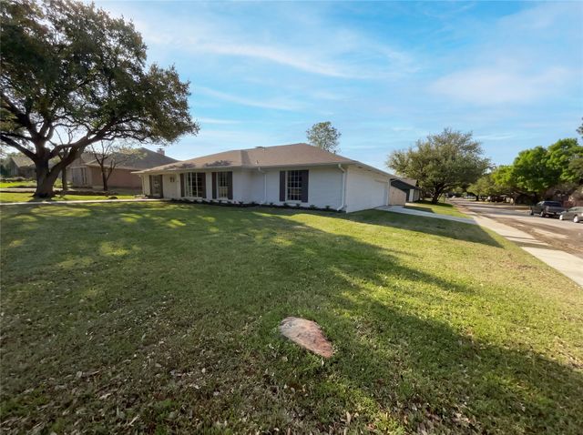 2800 N Surrey Drive, Carrollton, TX 75006
