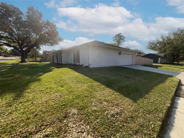 2800 N Surrey Drive, Carrollton, TX 75006
