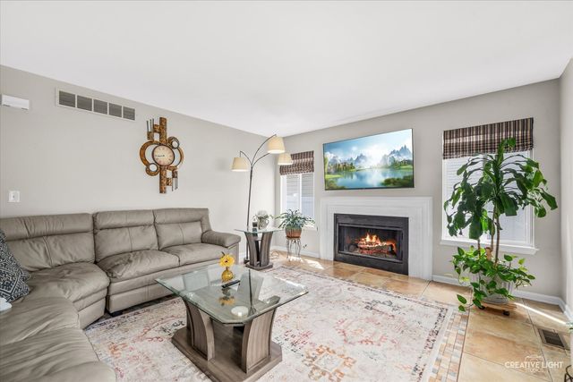 2844 Bluewater Circle, Naperville, IL 60564