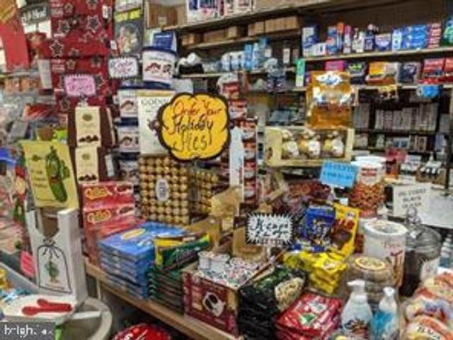 2555 S WARNOCK ST, Philadelphia, PA 19148