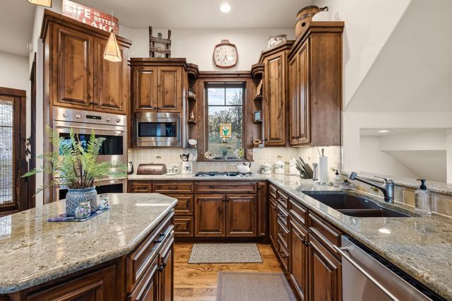 220 Oak Hills Drive, Pottsboro, TX 75076