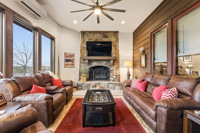 220 Oak Hills Drive, Pottsboro, TX 75076