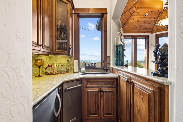 220 Oak Hills Drive, Pottsboro, TX 75076