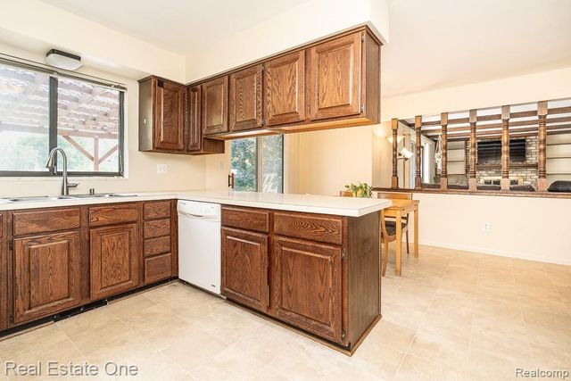 2355 Hillendale Drive, Rochester Hills, MI 48309