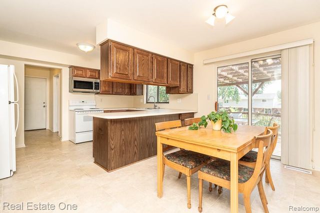 2355 Hillendale Drive, Rochester Hills, MI 48309